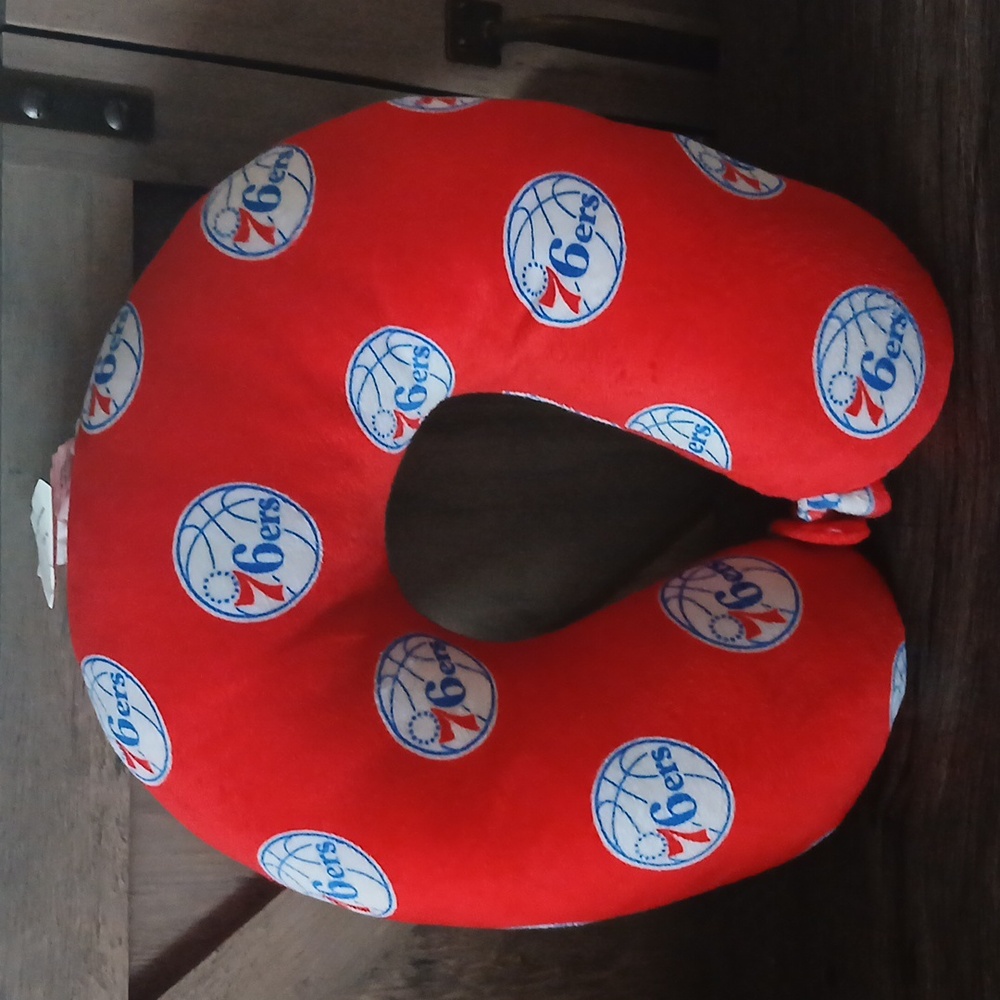 Philadelphia 76ers travel pillow (like new)